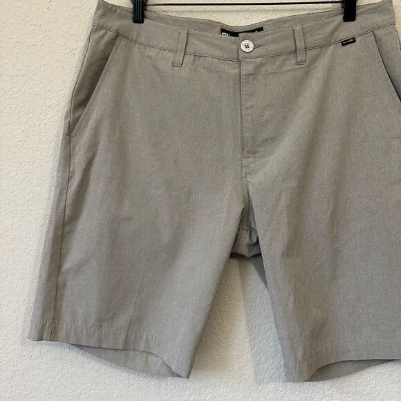 TRAVIS MATHEW 9.5" Beck Golf Performance Shorts Stretch Pockets in Taupe - Picture 2 of 9